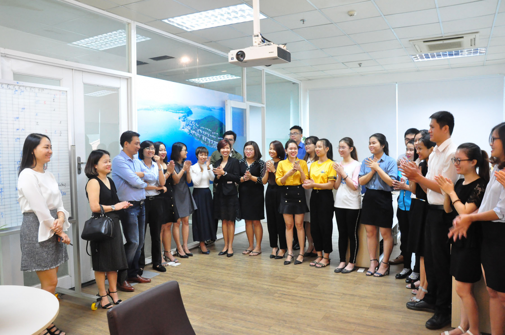 Các thành viên Nhà Đại Phát hửng ứng không khí và cũng chào đón Ban lãnh đạo Sun Group