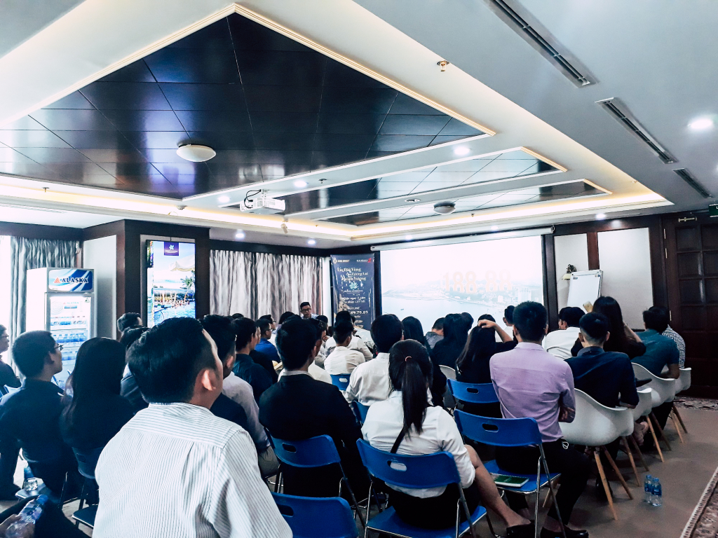 Các tân chiến binh chăm chú xem video về tập đoàn Sun Group