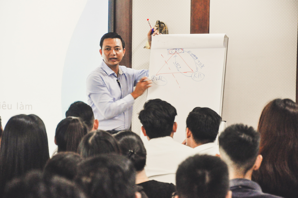 Các tân chiến binh chăm chú lắng nghe tiếp thu thông tin
