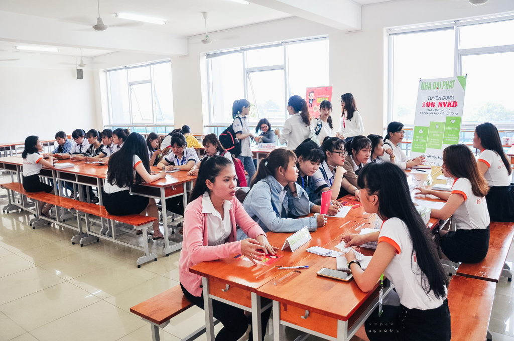 Các bạn sinh viên háo hức nghe các chị chuyên viên tư vấn chia sẻ