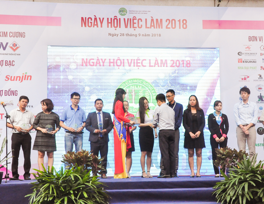 Đại diện Nhà Đại Phát lên nhận kỉ niệm chương từ BTC